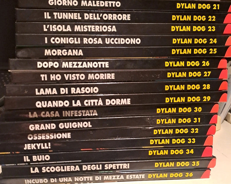 Collection de bandes dessinées DYLAN DOG, numéros 1 à 41, réimpressions reliées.