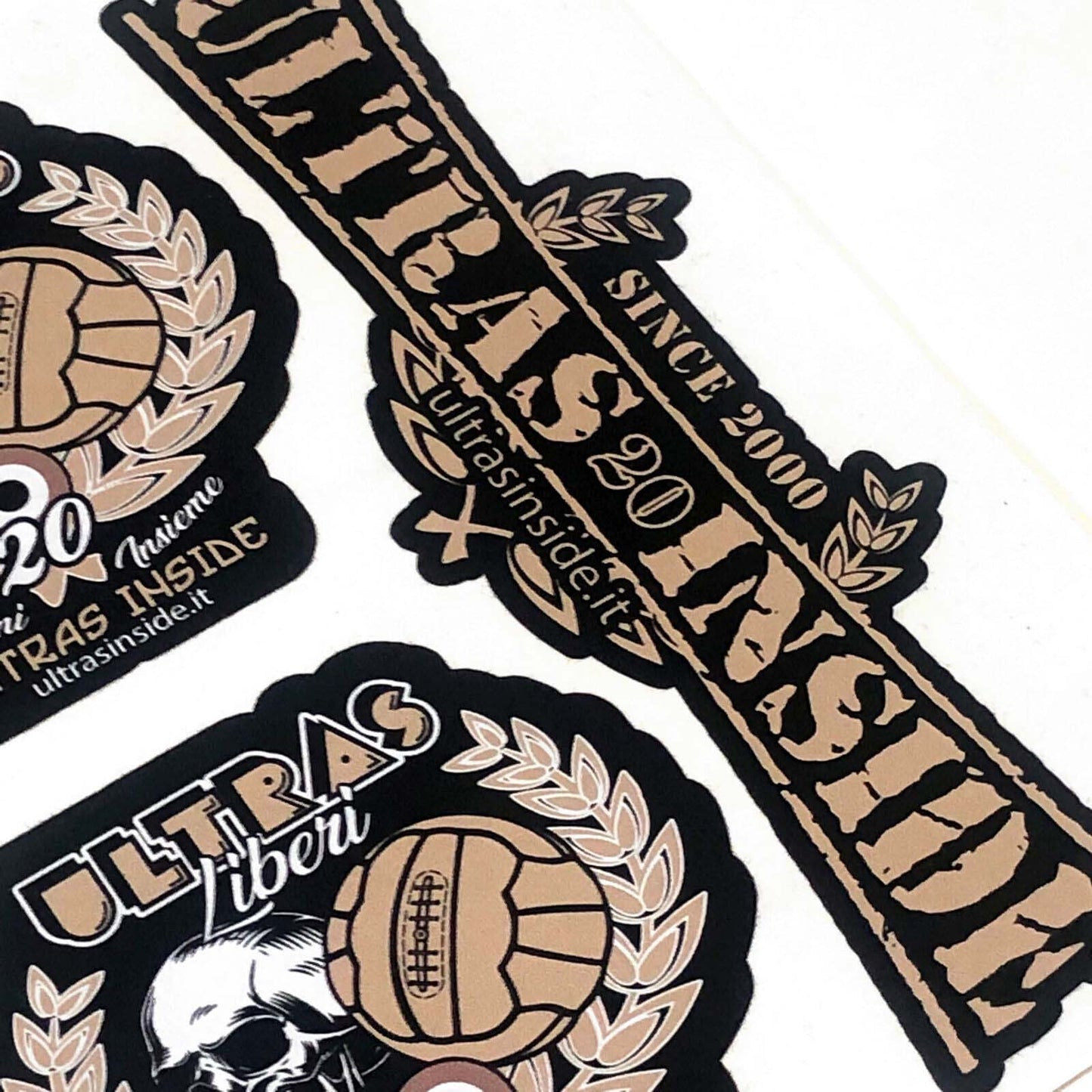 A5-Blatt mit 3 Ultras Inside PVC-Aufklebern von 2020 „20 Years Together“ gratis
