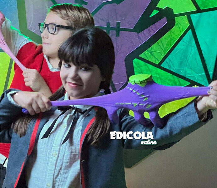 Choose the Toy Hand Elastikorps Zombie Hand Extendable Cicaboom Halloween