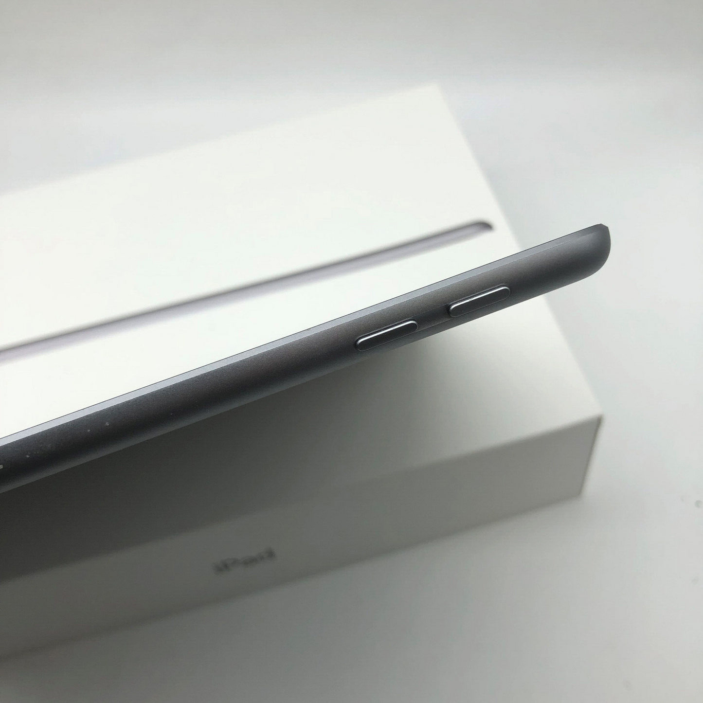 Apple iPad 6 Tablette Reconditionnée Écran 9,7 pouces 128 Go Gris 6ème WiFi