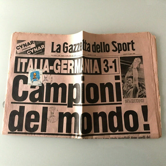 La Gazzetta dello sport ITALIE 12 juillet + Timbre Champions du Monde 1982