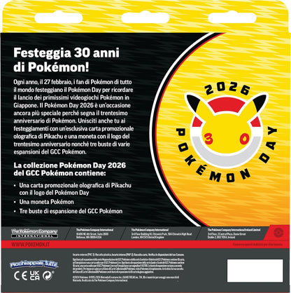 Collezione Pokémon Day 2026 del GCC Pokémon (una carta promozionale olografica, una moneta e tre buste di espansione)