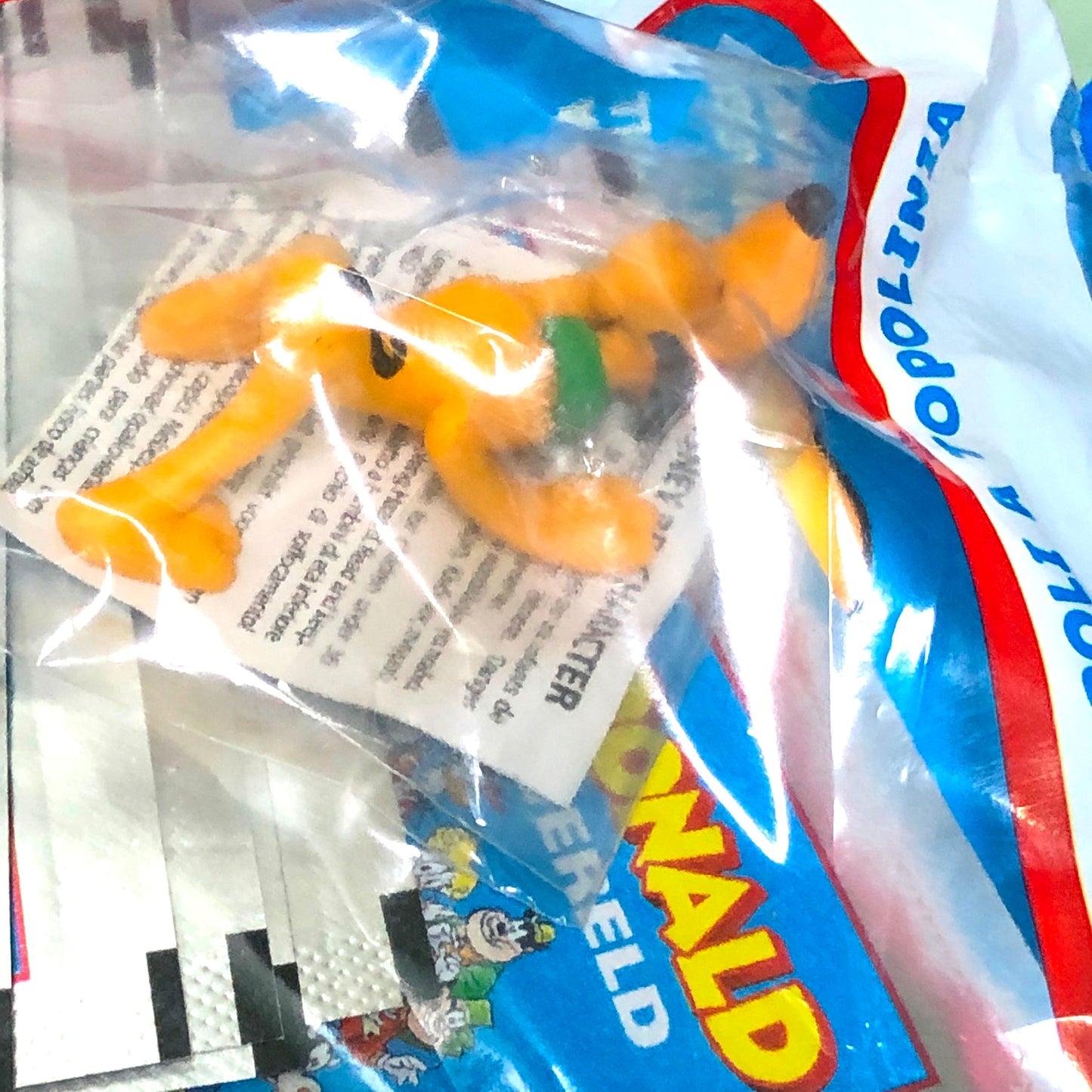 Starter Pack : Album  di Topolino + Personaggio 3D + 10 Bustine di figurine "Storie di un mondo fantastico"  2023