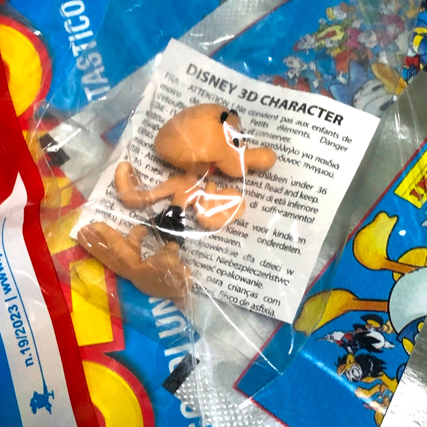 Starter Pack : Album  di Topolino + Personaggio 3D + 10 Bustine di figurine "Storie di un mondo fantastico"  2023