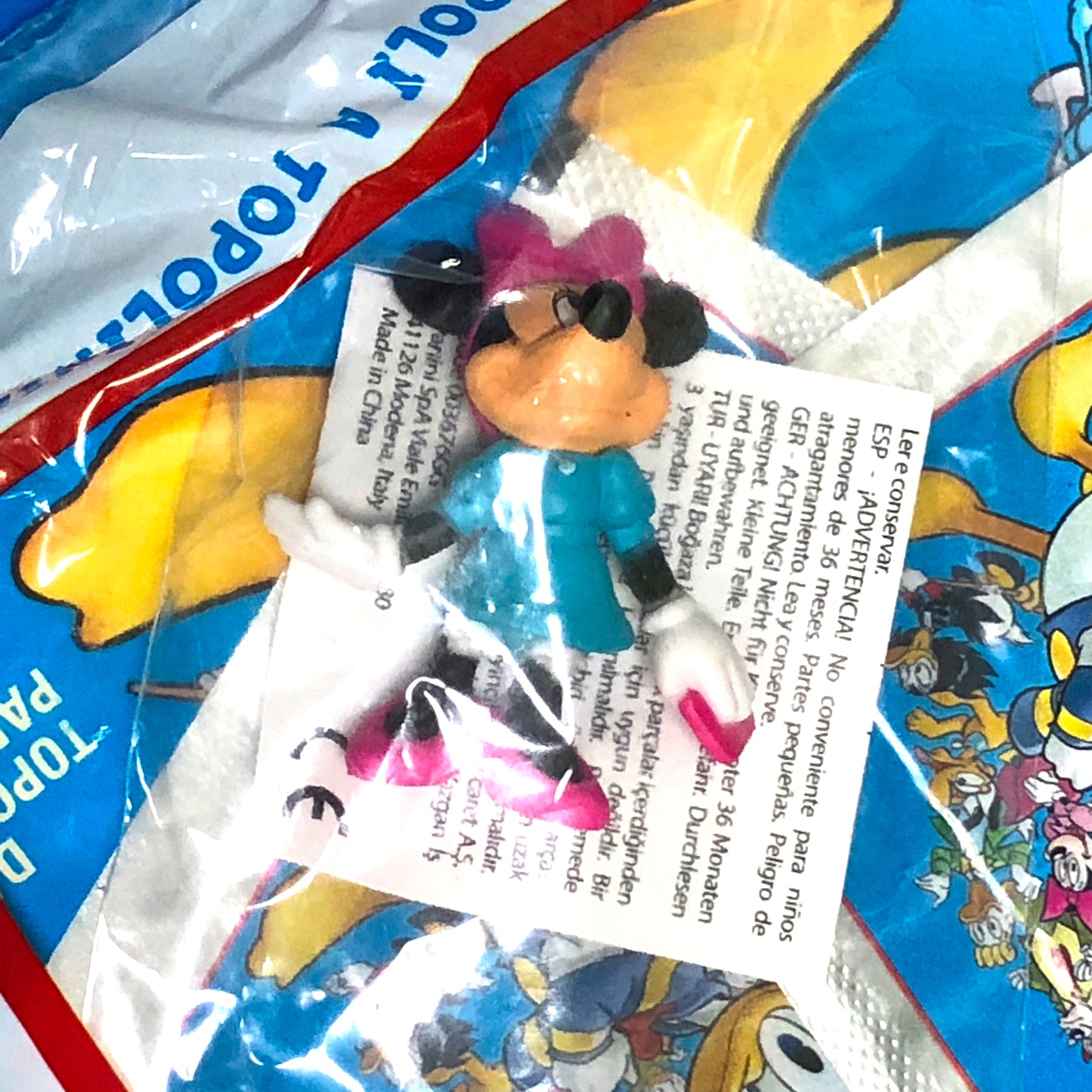 Starter Pack : Album  di Topolino + Personaggio 3D + 10 Bustine di figurine "Storie di un mondo fantastico"  2023