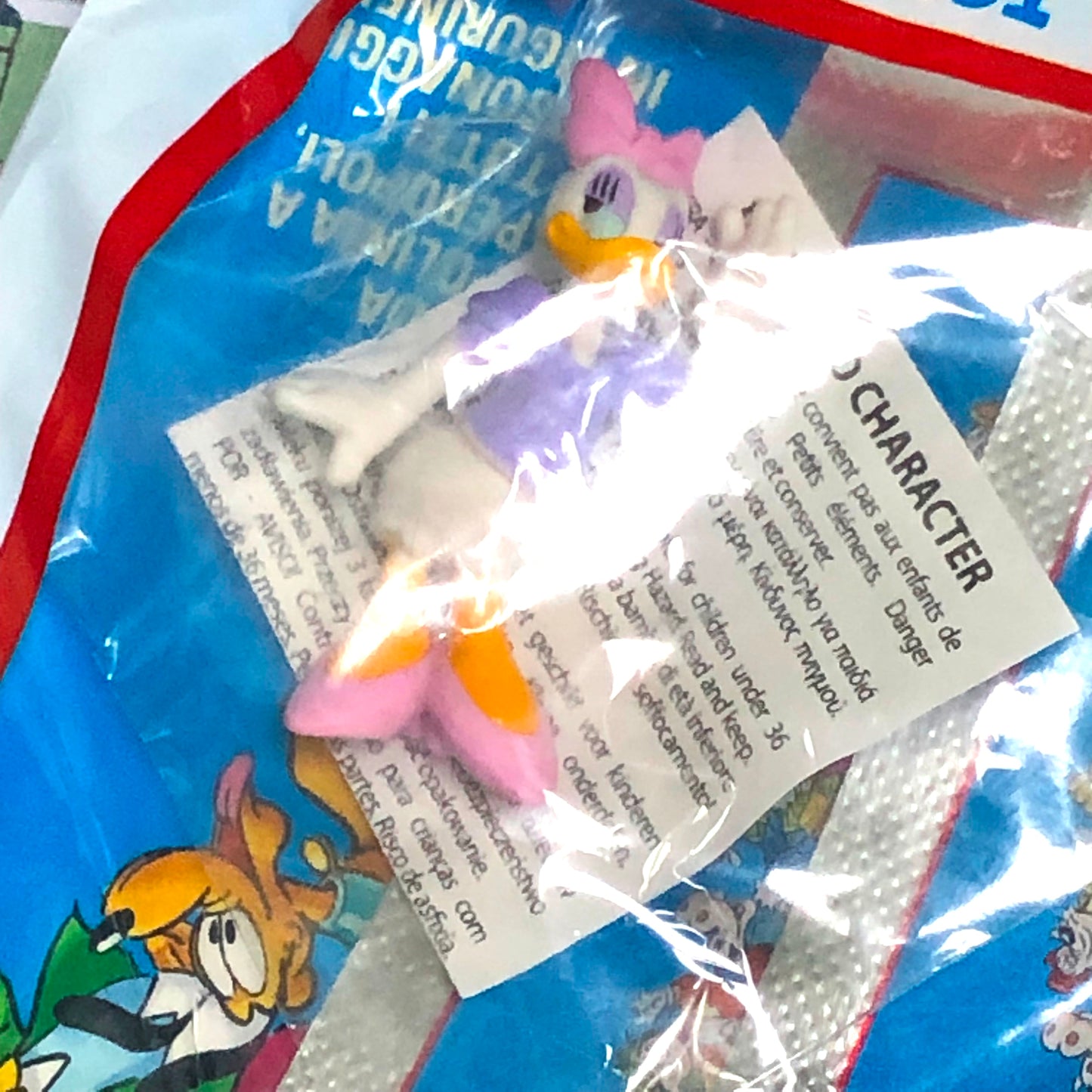 Starter Pack : Album  di Topolino + Personaggio 3D + 10 Bustine di figurine "Storie di un mondo fantastico"  2023