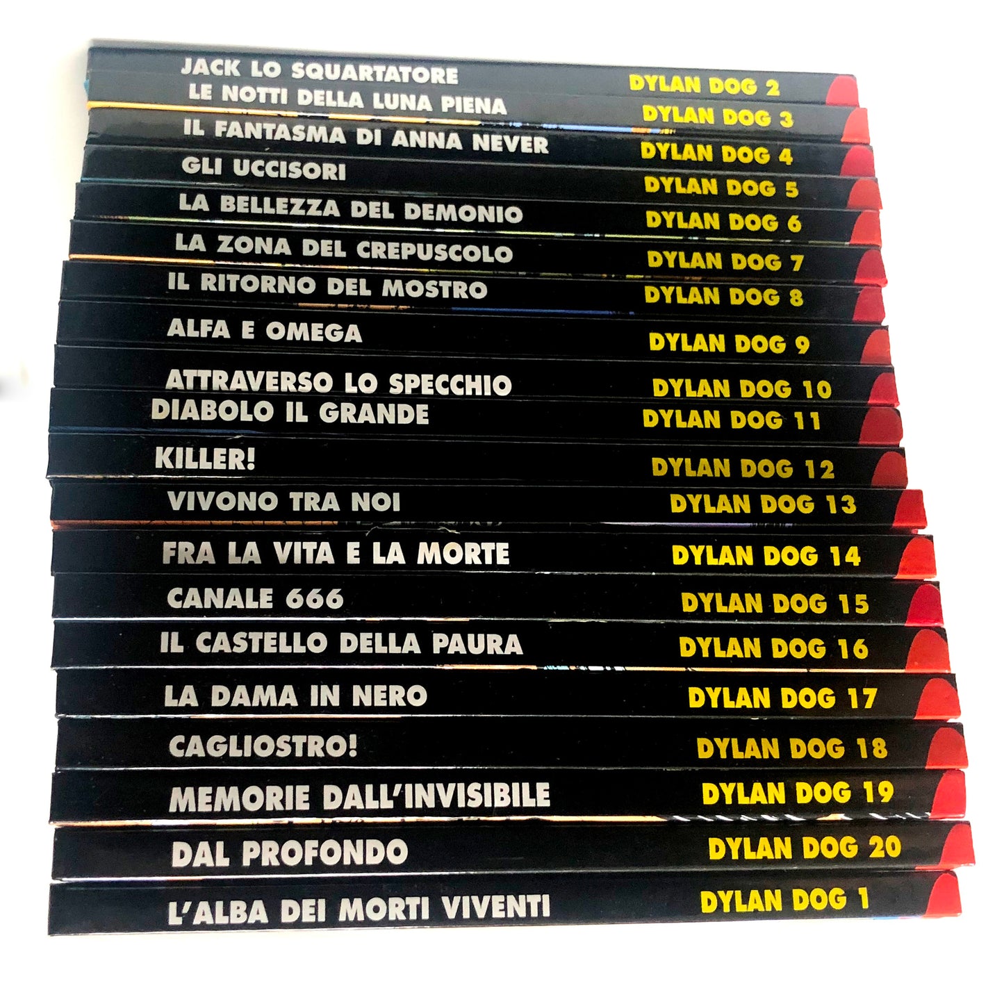 Collection de bandes dessinées DYLAN DOG, numéros 1 à 41, réimpressions reliées.